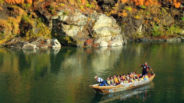 長瀞のライン下りを楽しむ人々