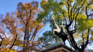有栖川宮記念公園の銅像と色づく樹木