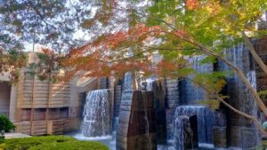 御殿山庭園の滝と紅葉